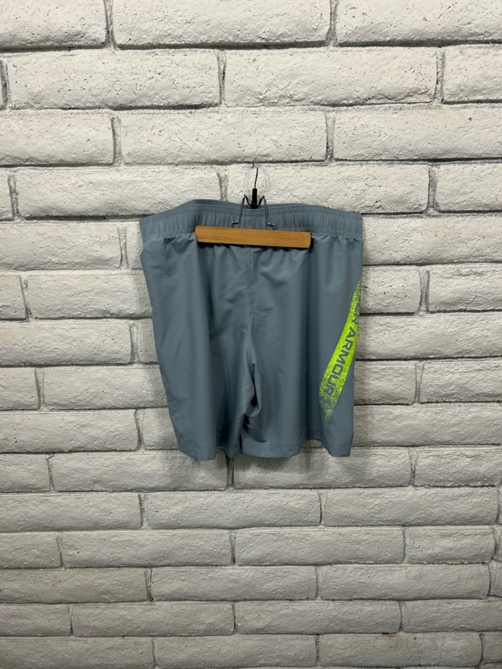 Under‎ Armour Men's Gray Athletic Shorts XL Loose Fit Stretch Pockets